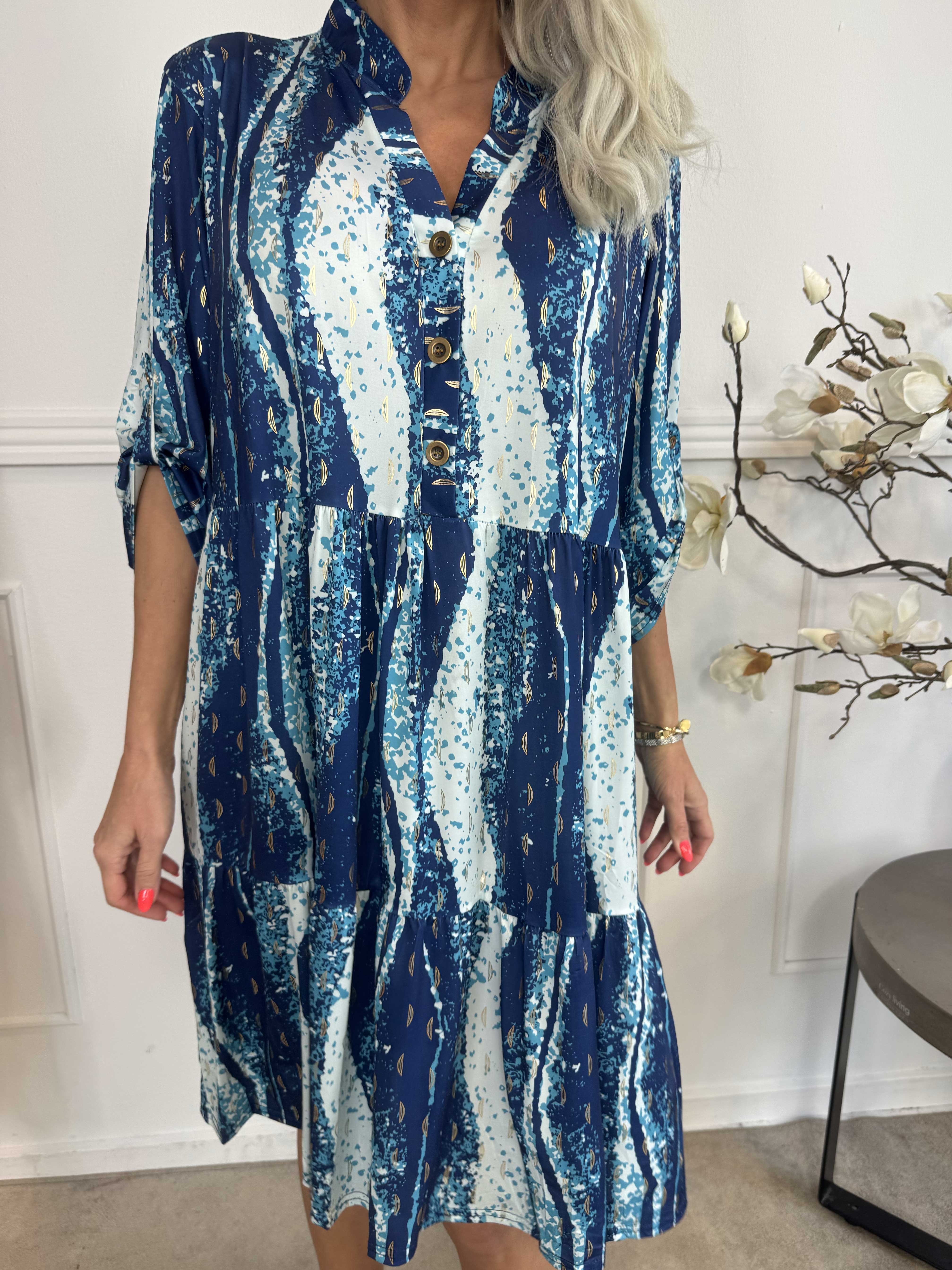 Milano Wave Midi - Kjole med mønster og lag på lag look